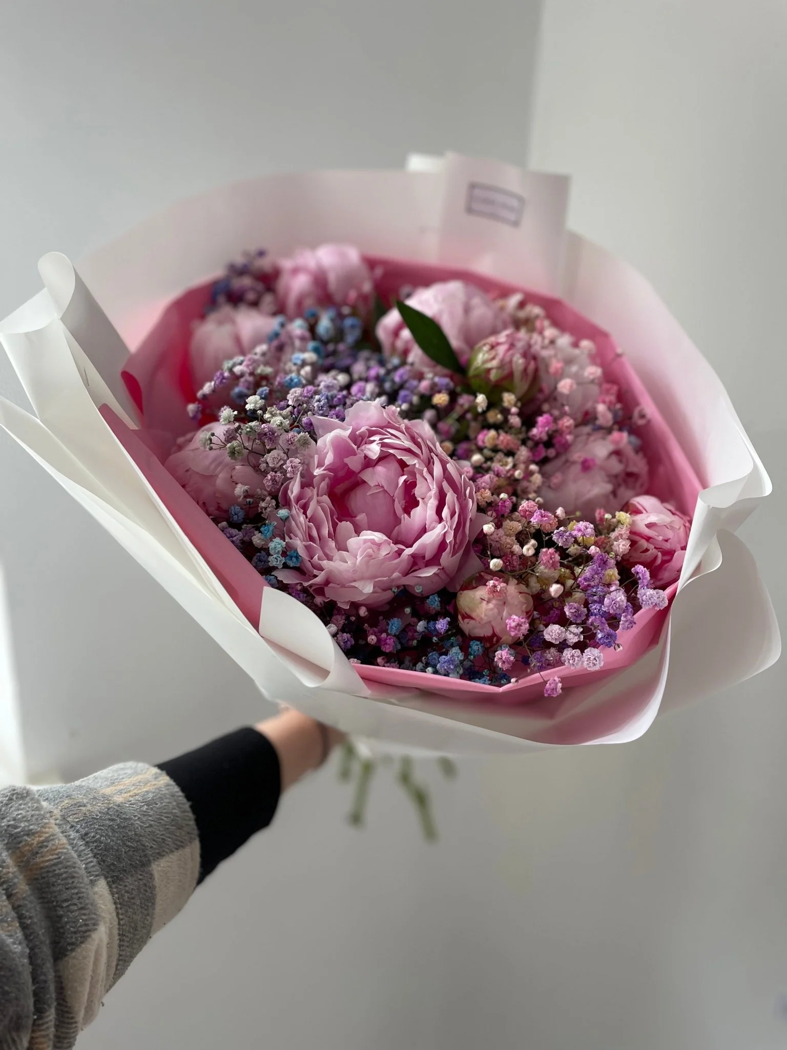 Bukiet Peonie dla kochanej Mamy i kolorowa gipsówka - Image 3