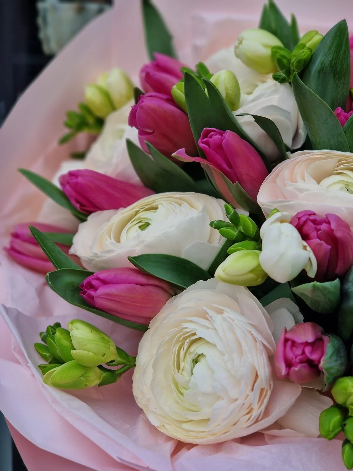 Bukiet Kwiatów Frezje Tulipany i Jaskry - Image 2