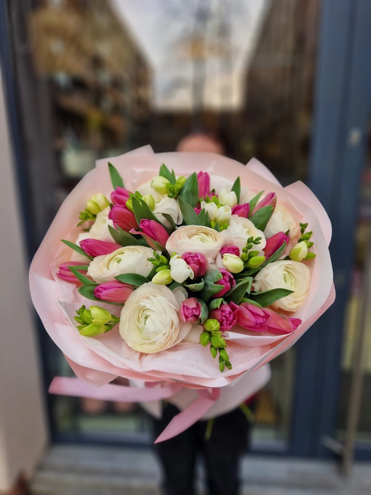 Bukiet Kwiatów Frezje Tulipany i Jaskry - Image 3