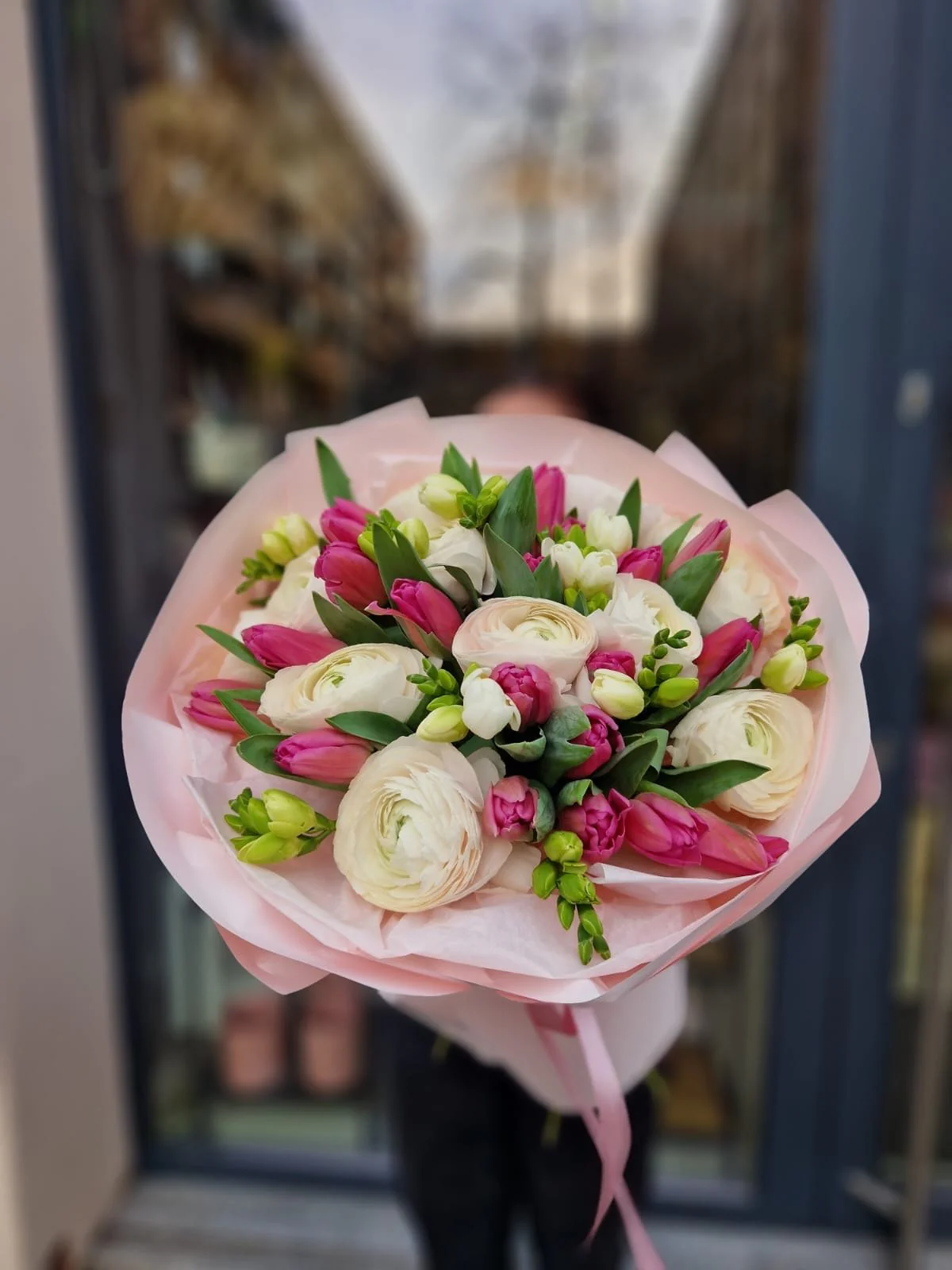 Bukiet Kwiatów Frezje Tulipany i Jaskry - Image 4
