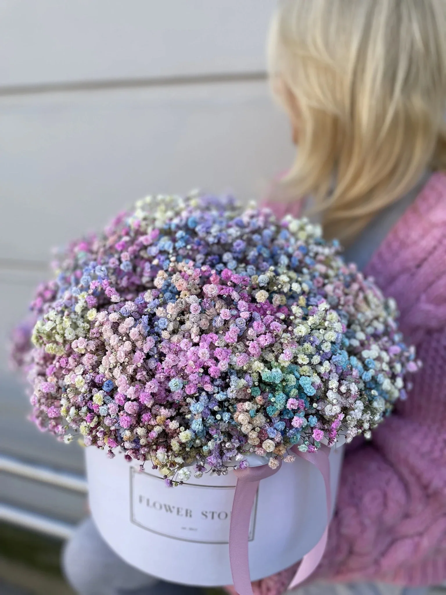 Urodzinowy Biały flowerbox z kolorową gipsówką - Image 3