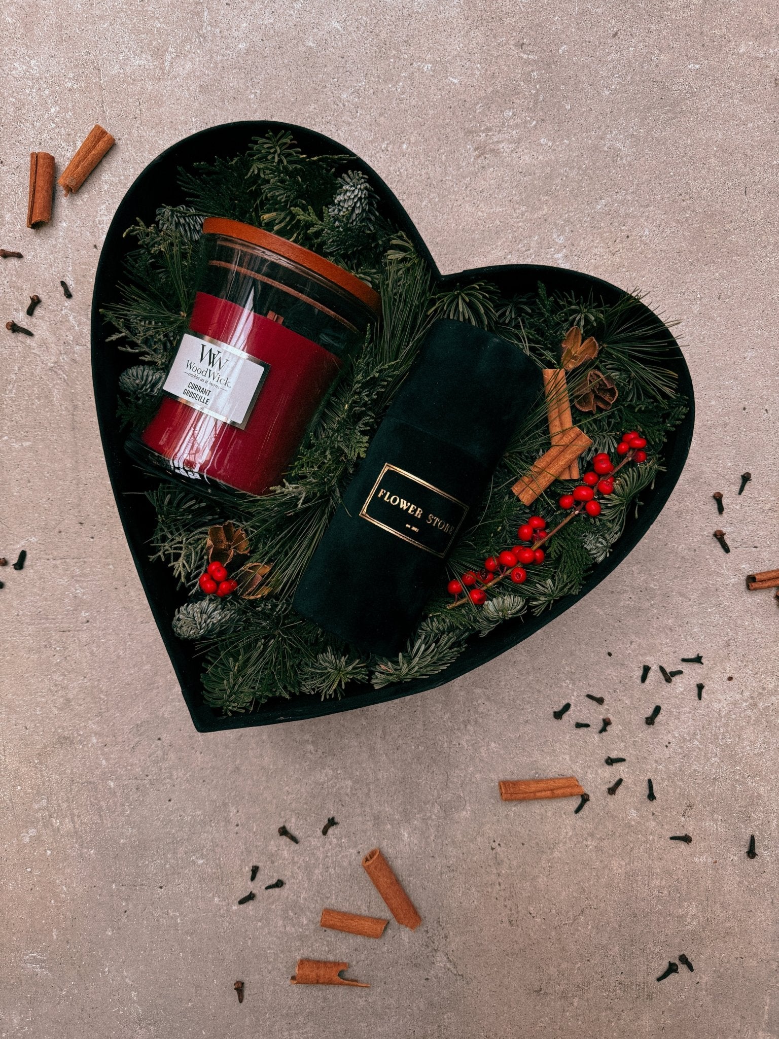 Ekskluzywny Flowerbox Świąteczny: Wybierz Między Sercem a Kwadratem z Yankee Candle i Dekoracyjną Bombką - Image 2