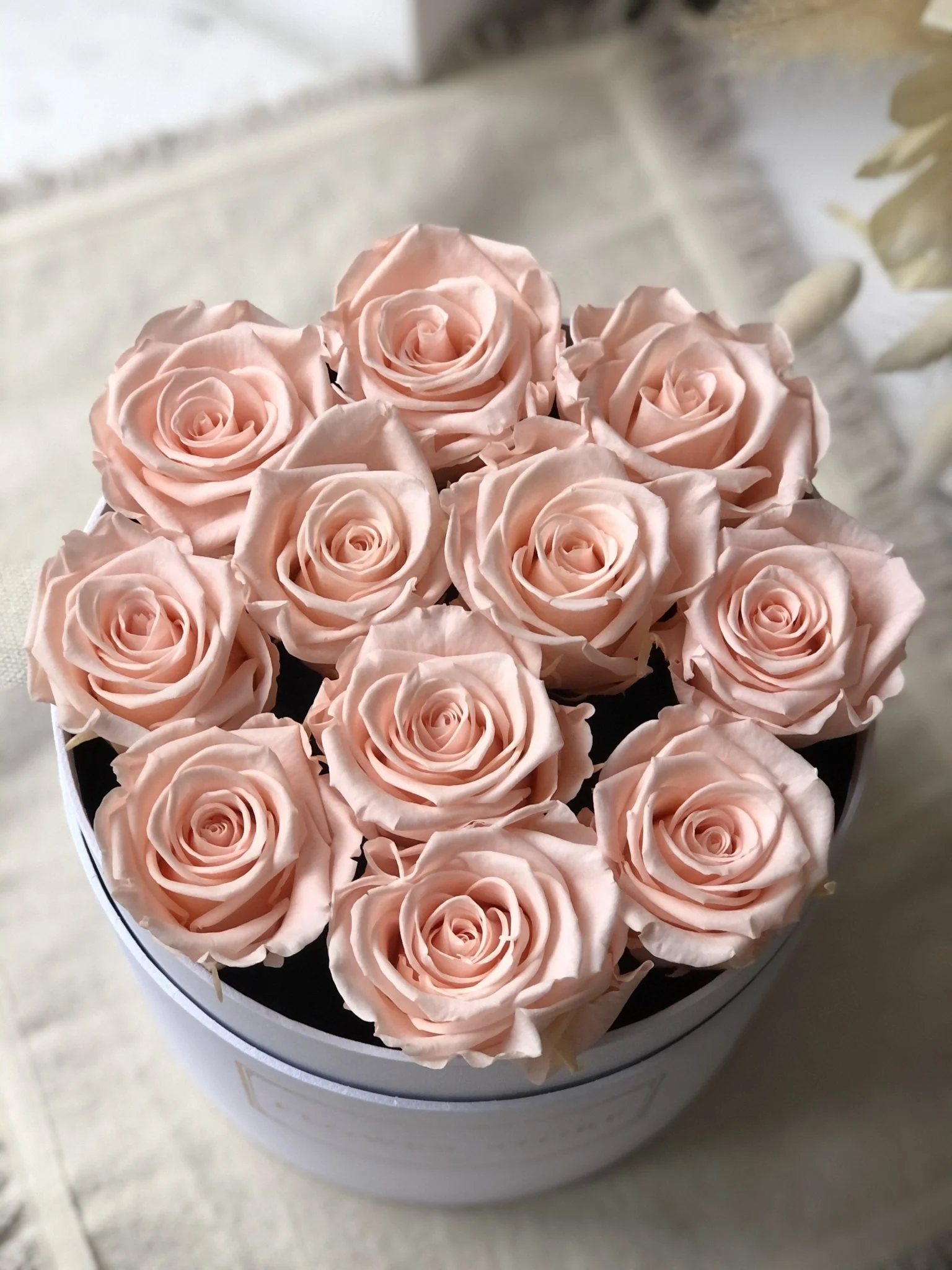Flowerbox biały z blado- różowymi wiecznymi różami - Image 2