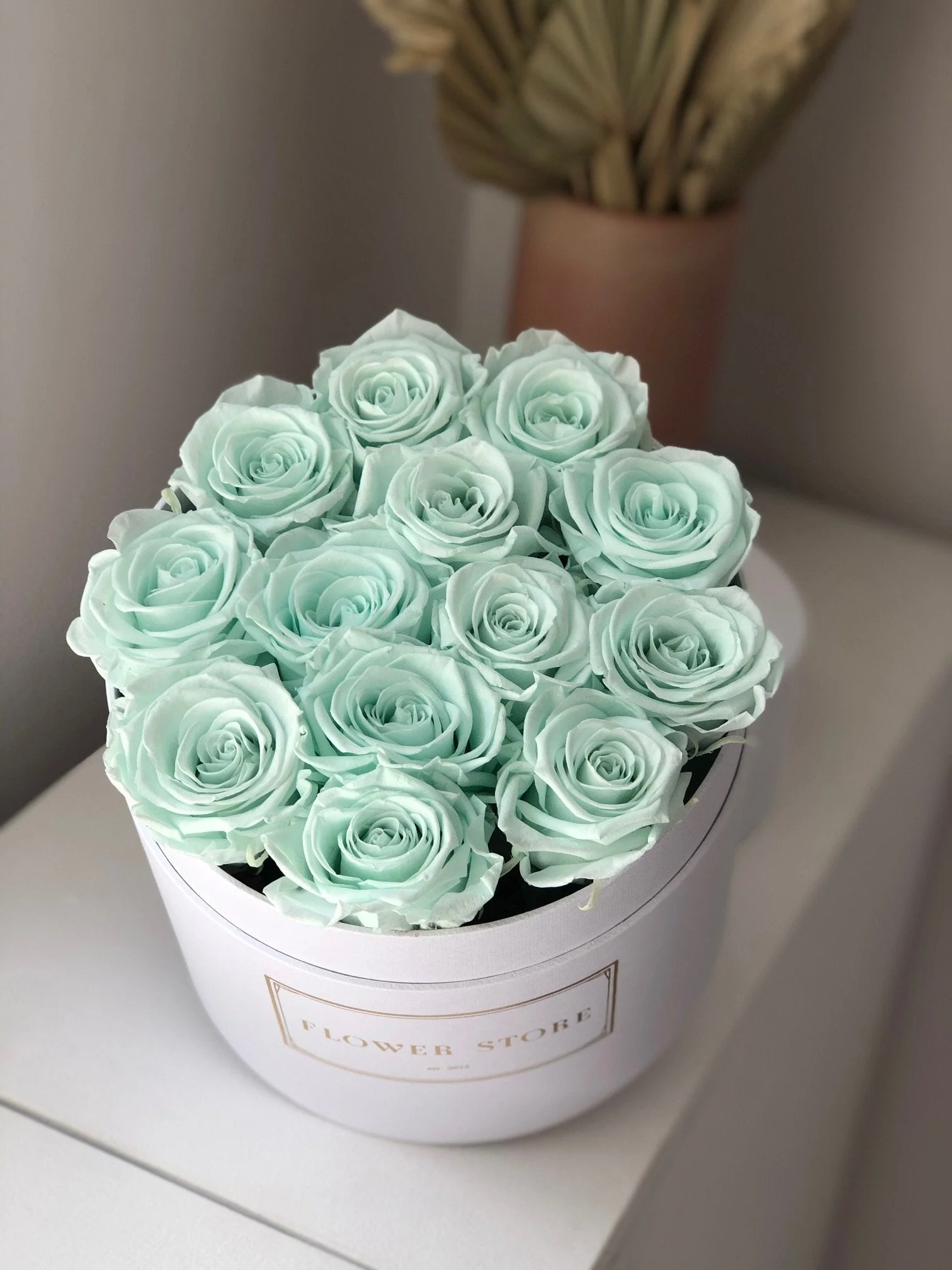 Flowerbox biały z miętowymi wiecznymi różami - Image 2