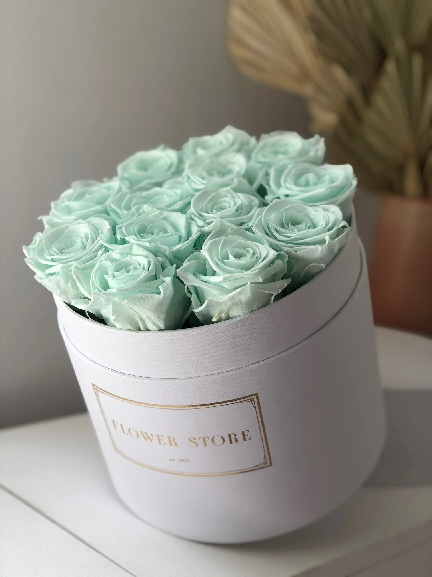 Flowerbox biały z miętowymi wiecznymi różami - Image 3