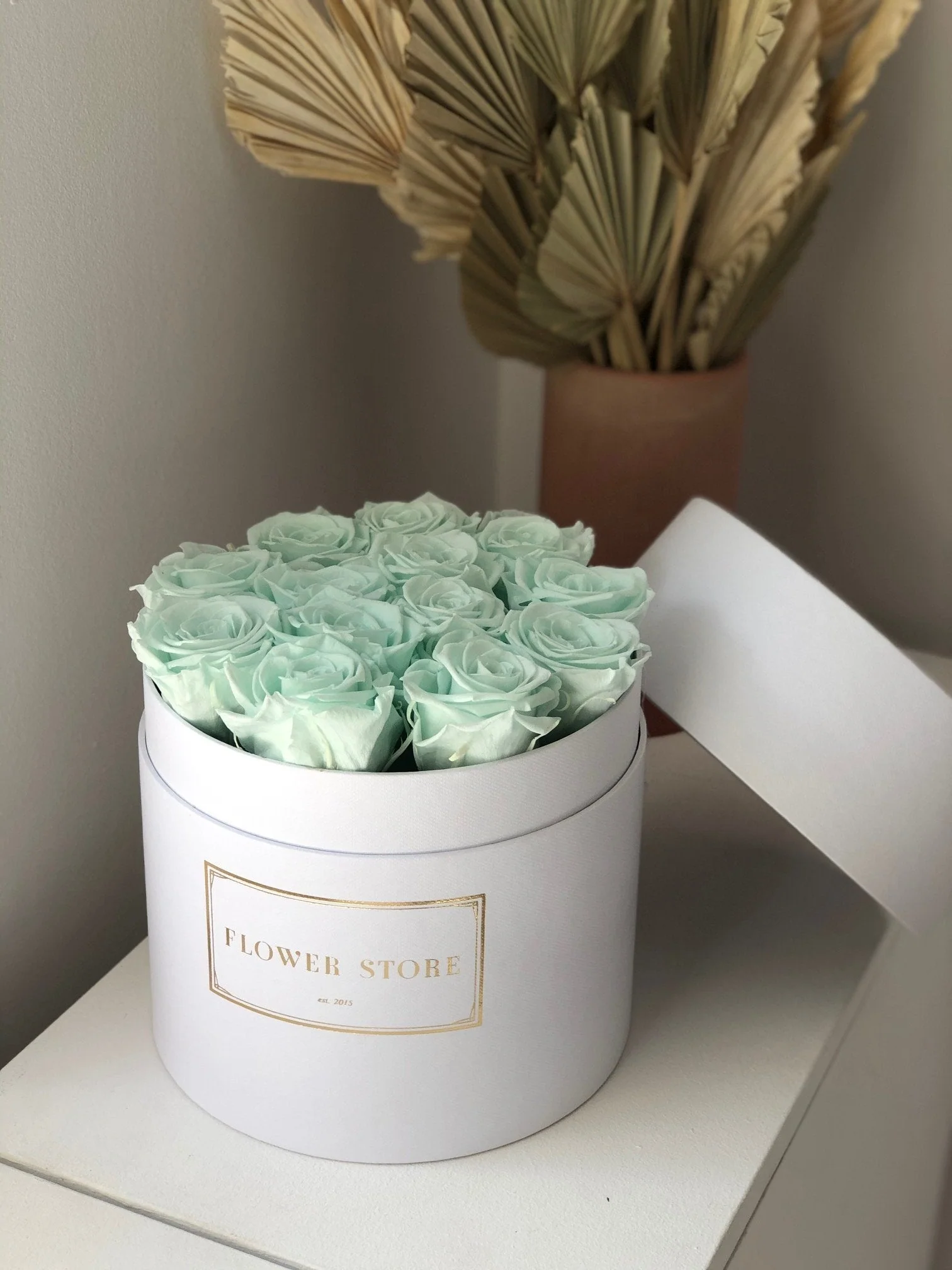 Flowerbox biały z miętowymi wiecznymi różami - Image 4