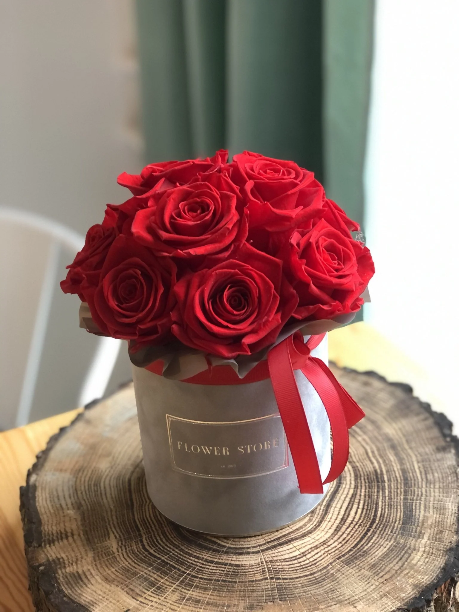 Szary Flowerbox z czerwonymi żywymi różami - Image 3