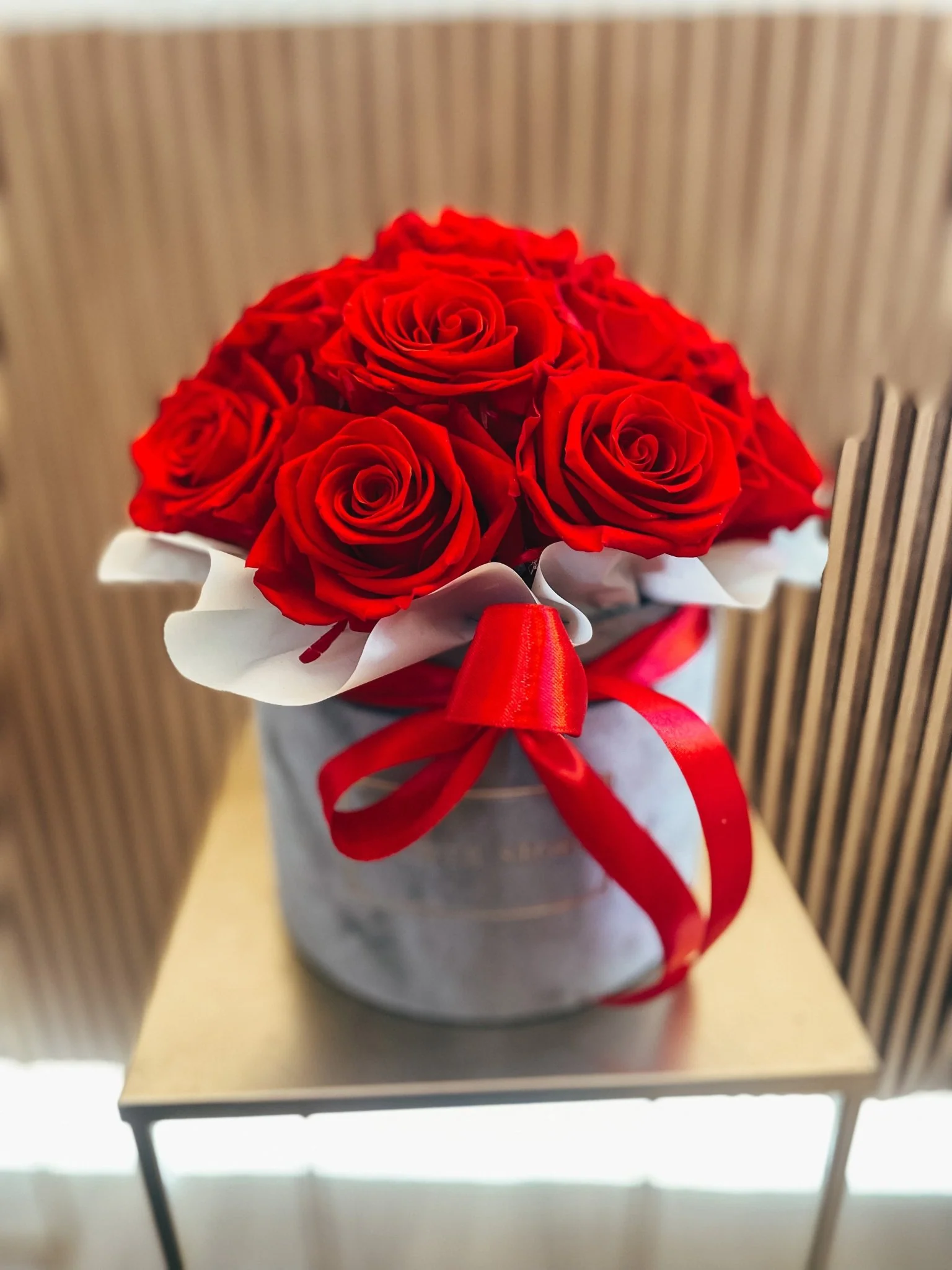 Szary Flowerbox z czerwonymi żywymi różami - Image 4