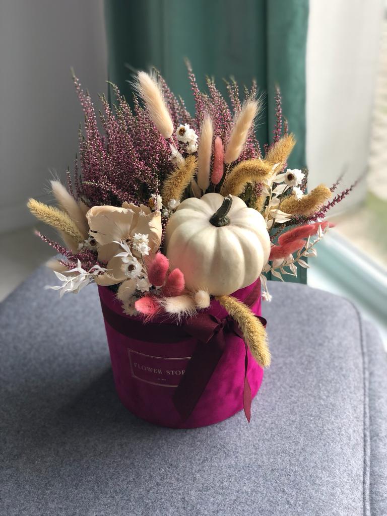 Fuksjowy flokowany flowerbox z kompozycja jesienną- dynia i wrzos - Image 3