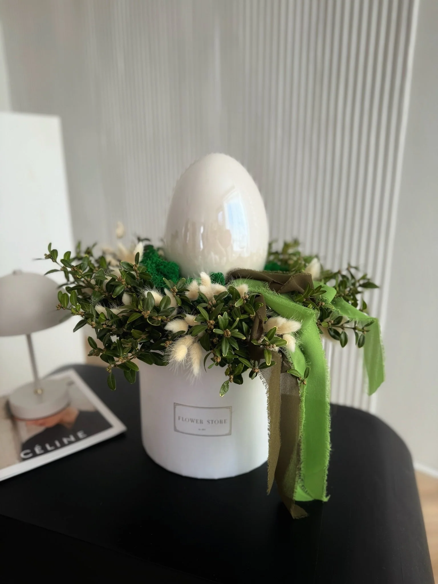 Kompozycja Wielkanocna Flowerbox Biała Harmonia z Bukszpanem i Ceramicznym Jajem - Image 2