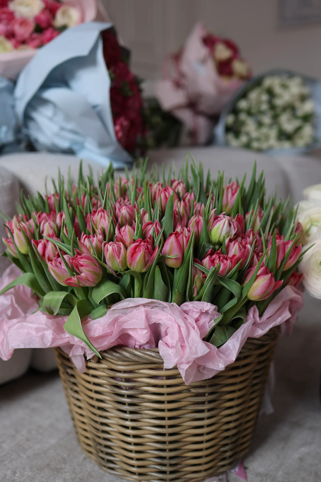 Kosz Różowych Tulipanów "Różowa Wiosna" - Image 4