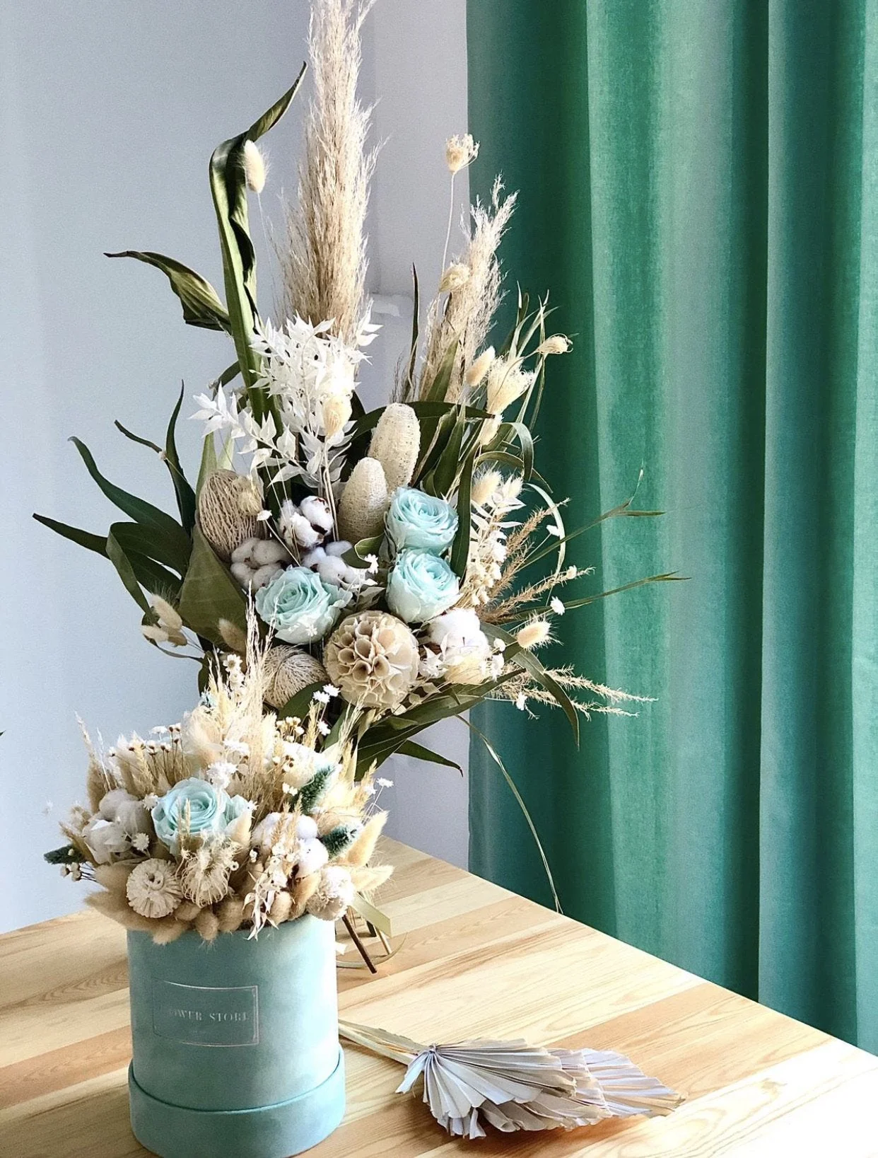 Miętowy flokowany suszony flowerbox z wiecznymi różami - Image 2
