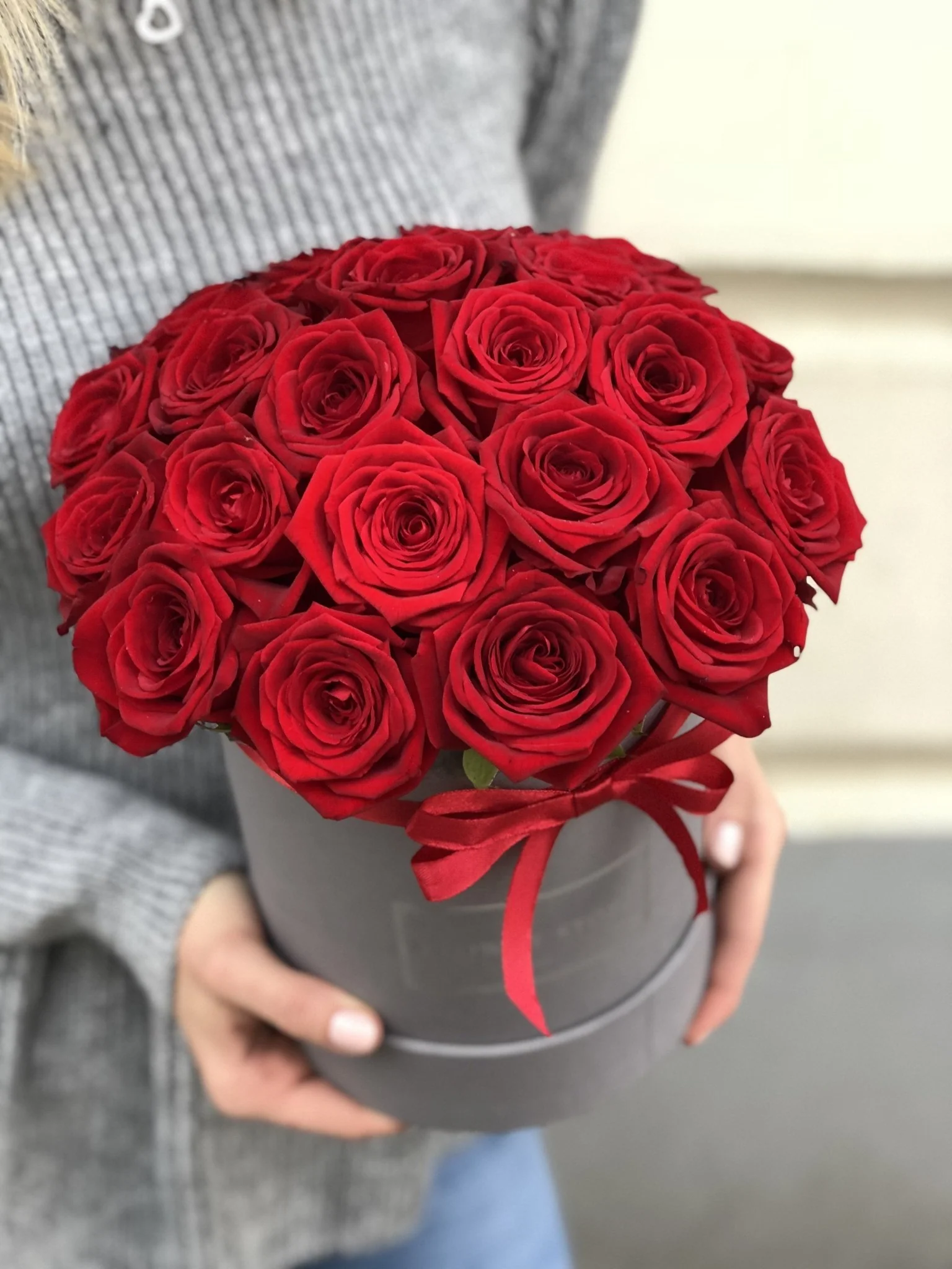 Średni szary flowerbox z czerwonymi żywymi różami - Image 2