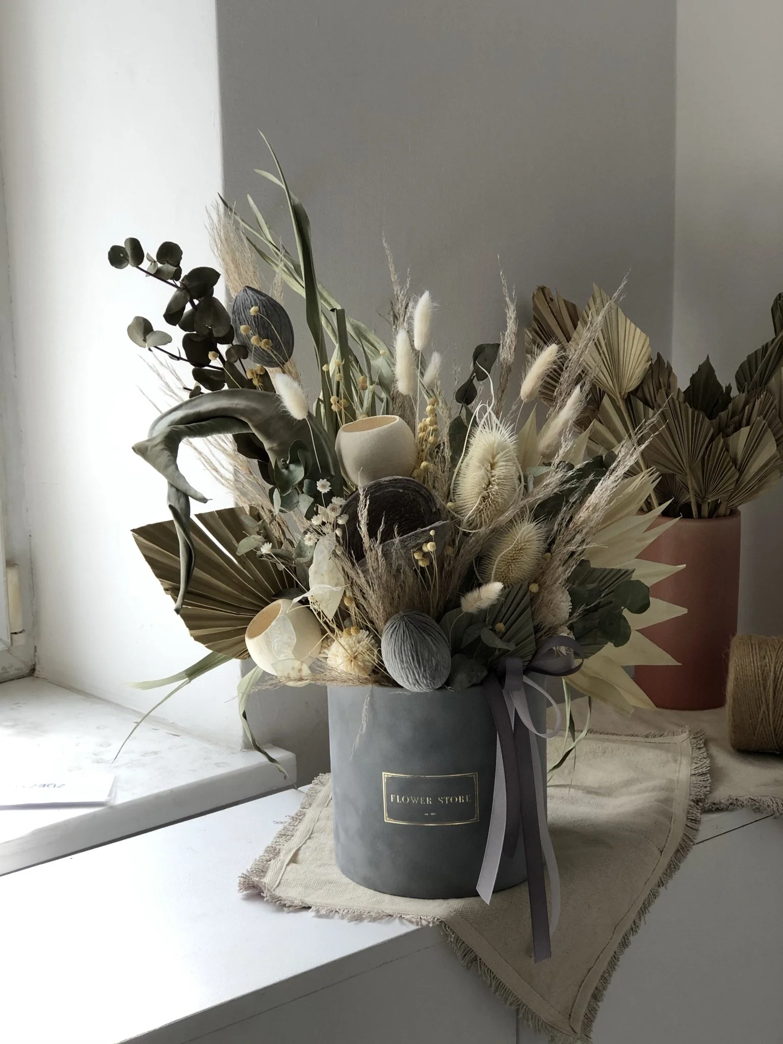 Suszona kompozycja szarym flokowanym flowerboxie GREY - Image 2