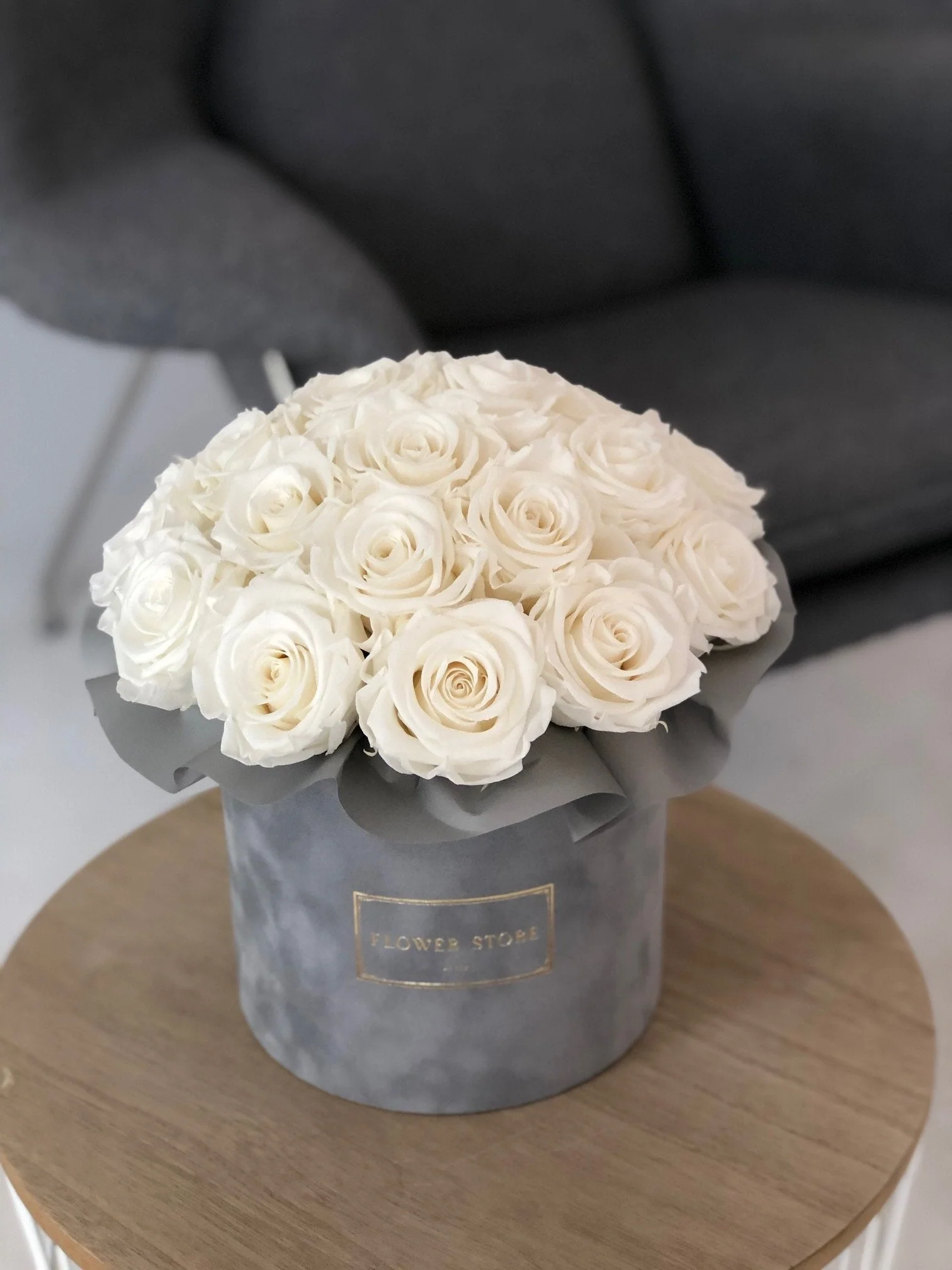 Wieczne róże białe okrągły szary flowerbox - kwiaty z dostawą - Image 3