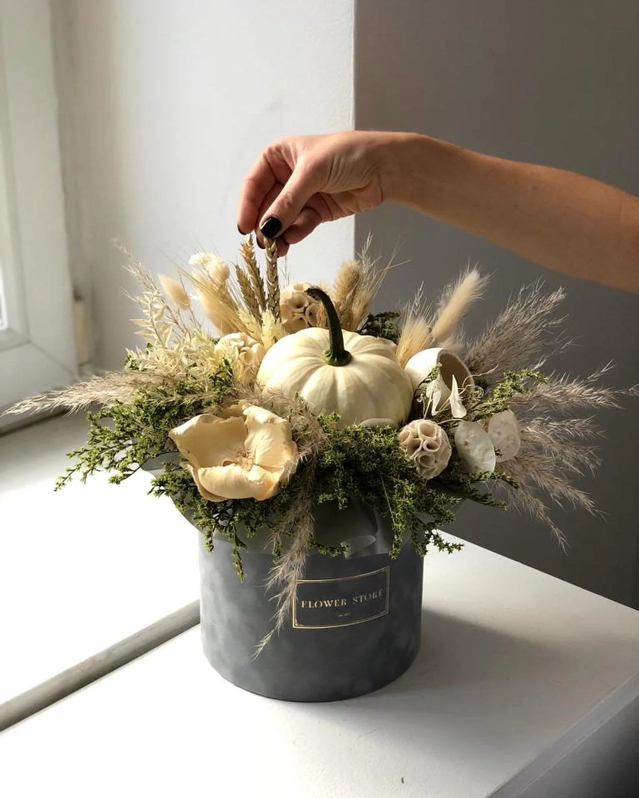 Szary flokowany flowerbox z kompozycja jesienną - Image 2