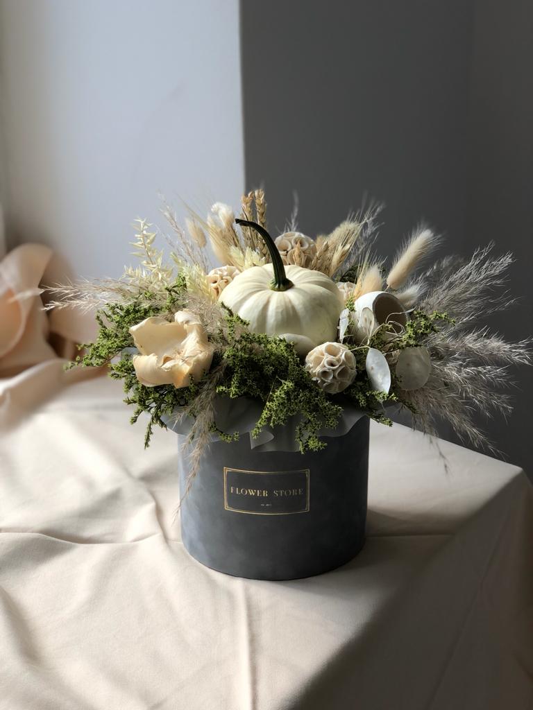 Szary flokowany flowerbox z kompozycja jesienną - Image 3