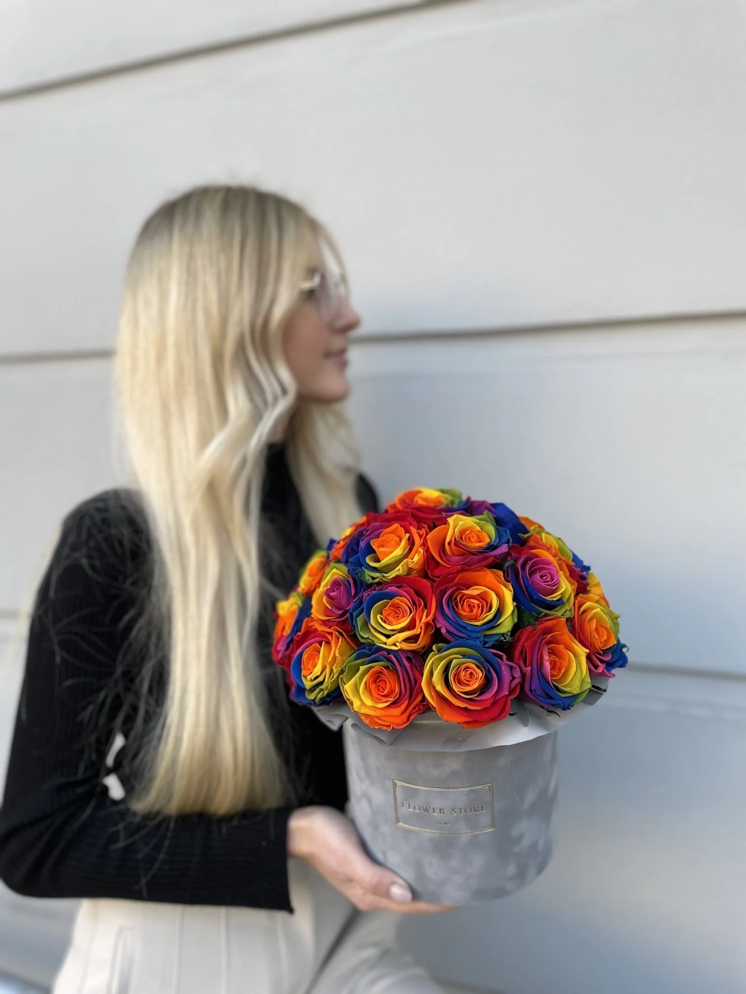 Tęczowe wieczne róże w szarym flokowanym flowerboxie - Image 2