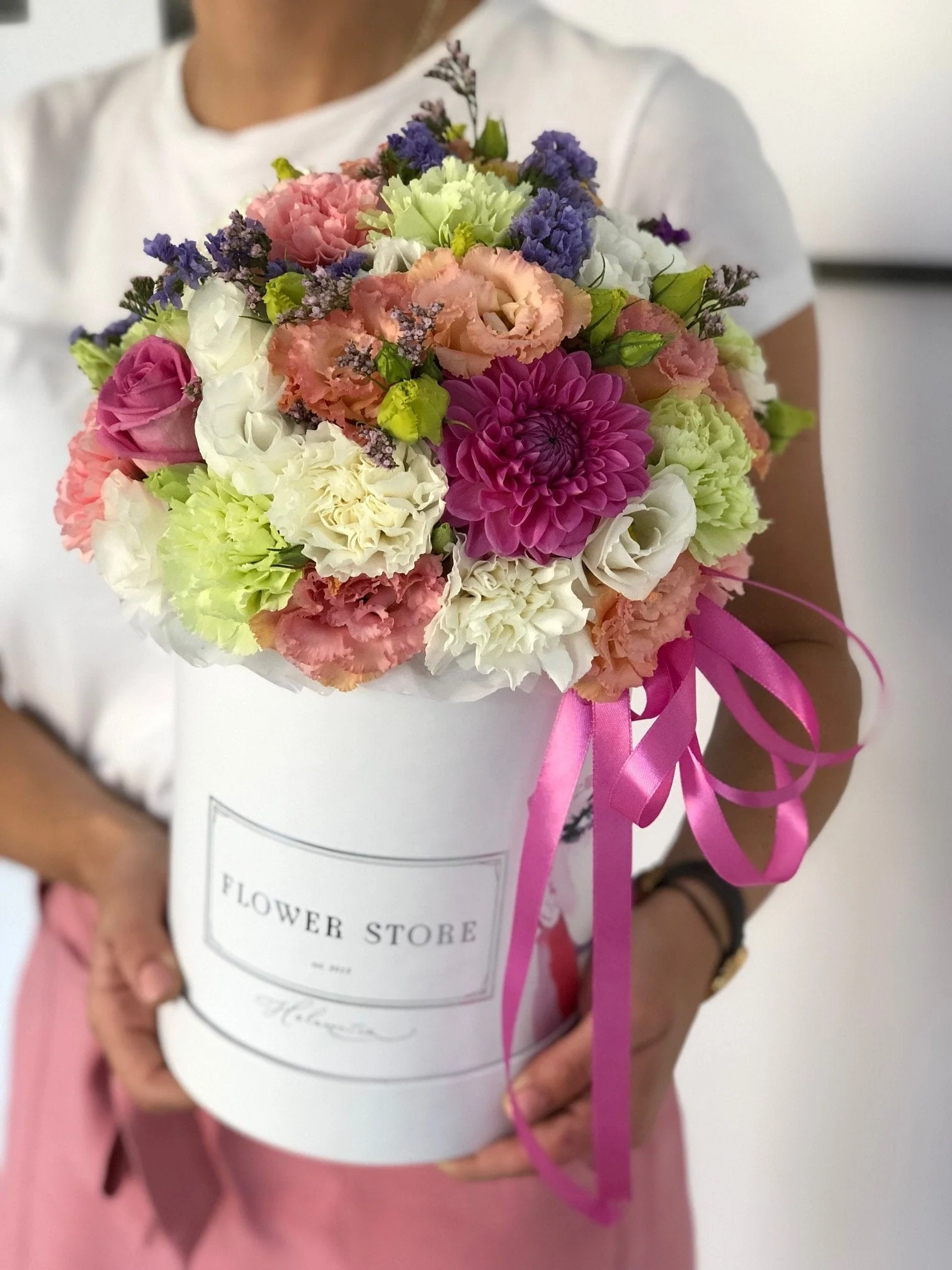 Wiosenna kompozycja w średnim białym pudełku  - kwiaty żywe flowerbox - Image 3