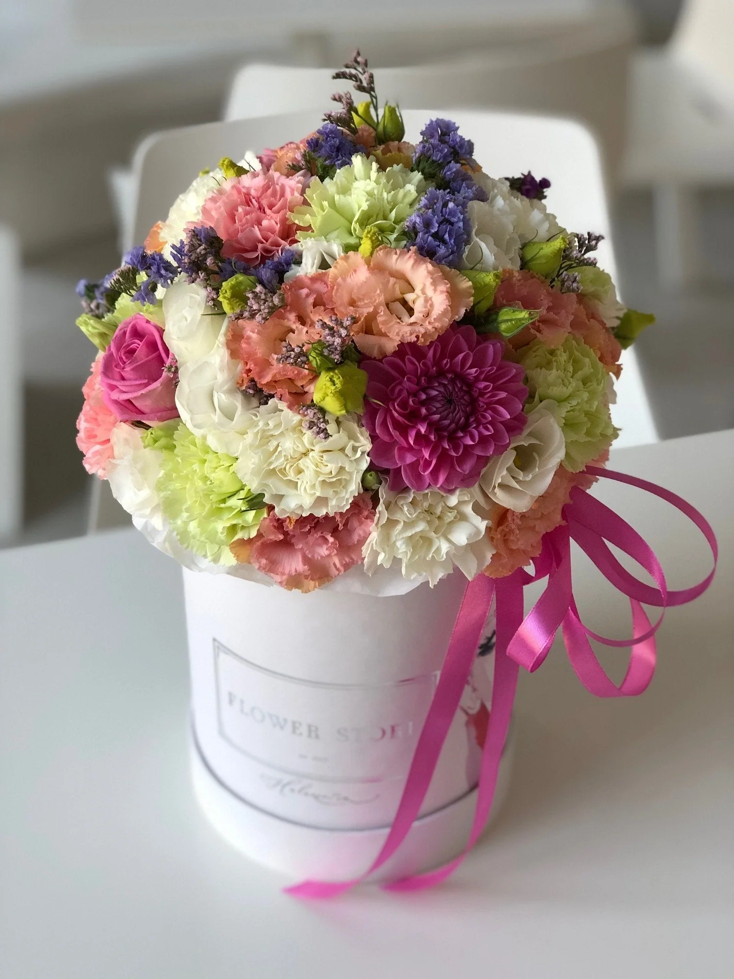 Wiosenna kompozycja w średnim białym pudełku  - kwiaty żywe flowerbox - Image 4