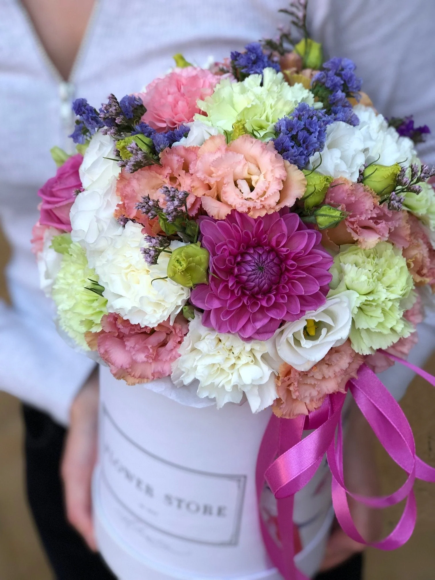Wiosenna kompozycja w średnim białym pudełku  - kwiaty żywe flowerbox - Image 5