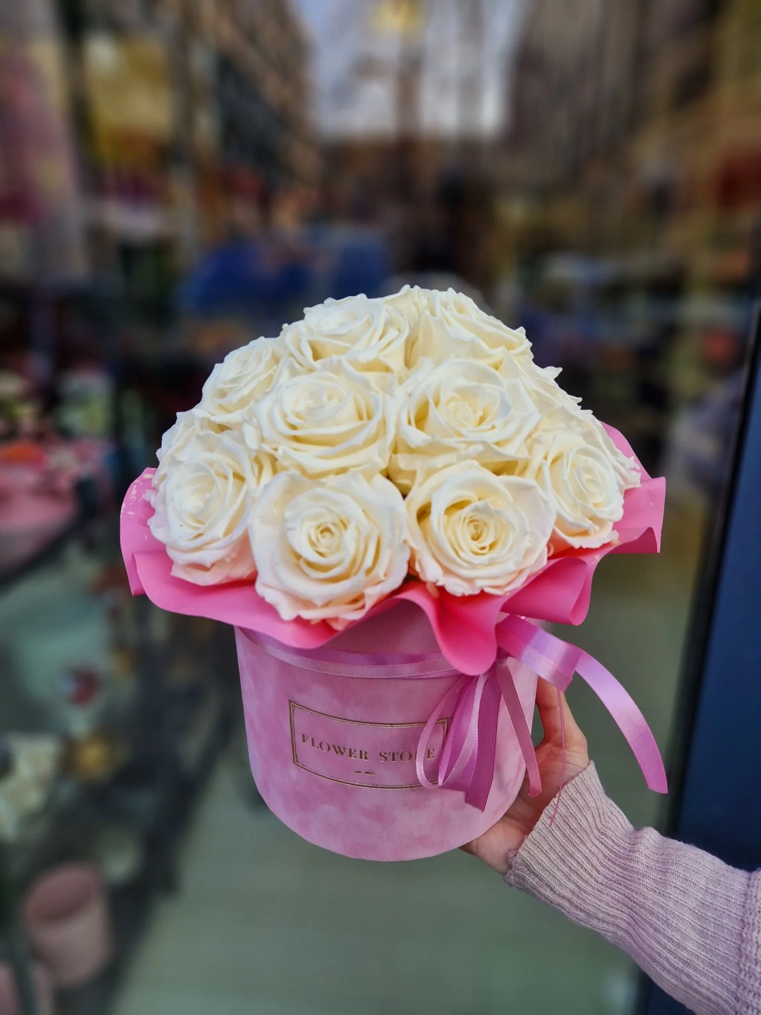 Wieczne róże białe w różowym flokowanym flowerboxie - Image 2