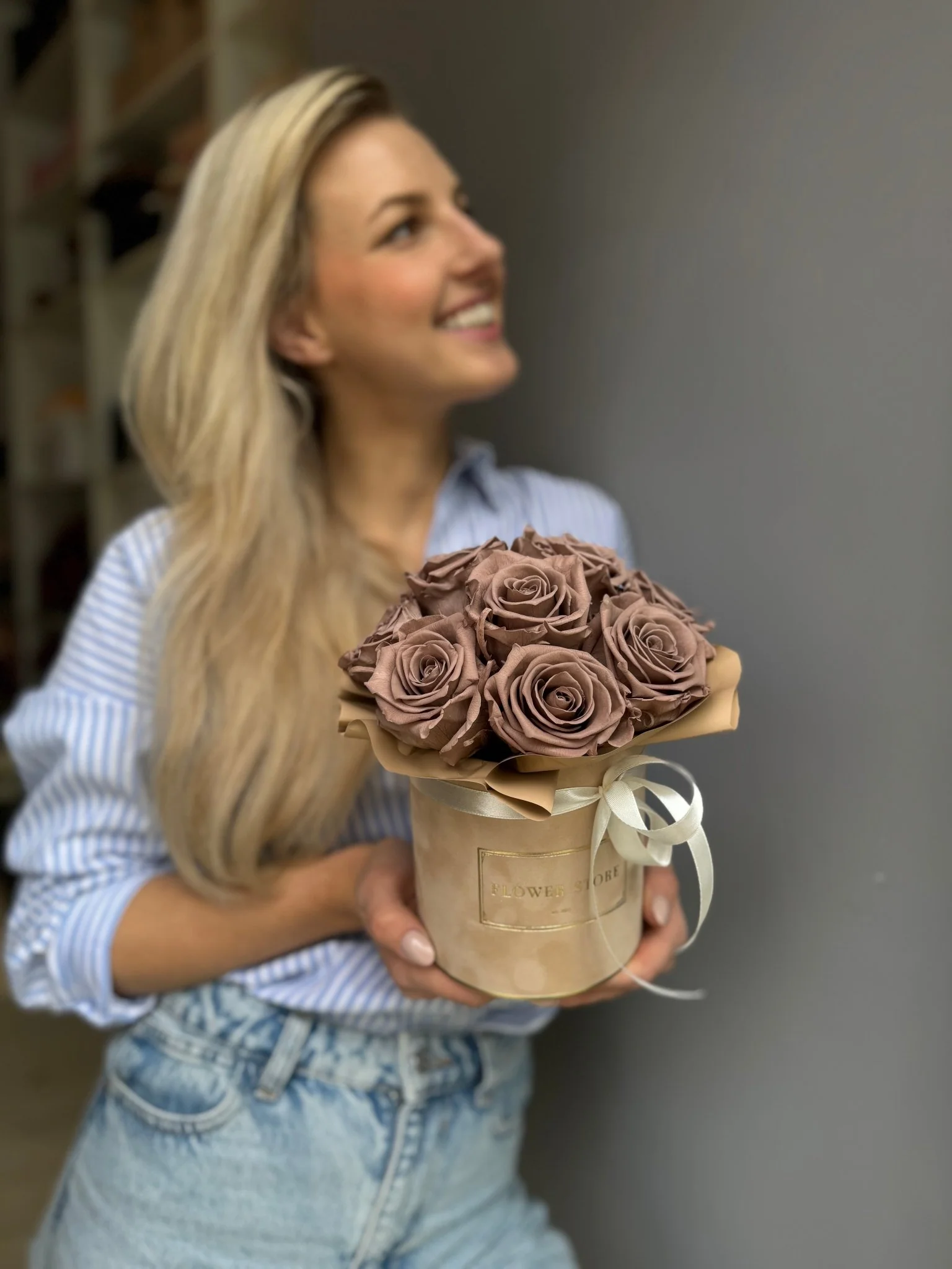 Wieczne róże MidnightToffie w beżowo karmelowym flowerboxie - Image 2