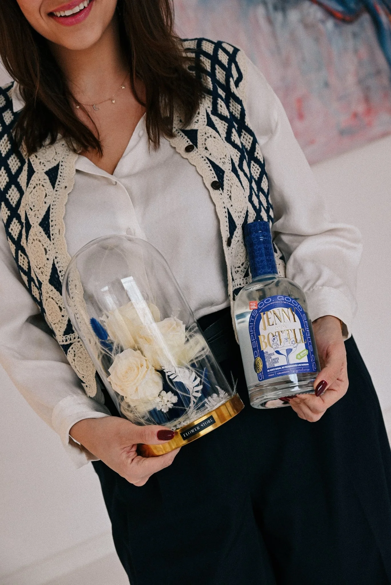 Zestaw Jenny in the Bottle z kompozycją kwiatową w szklanej kopule - Image 3