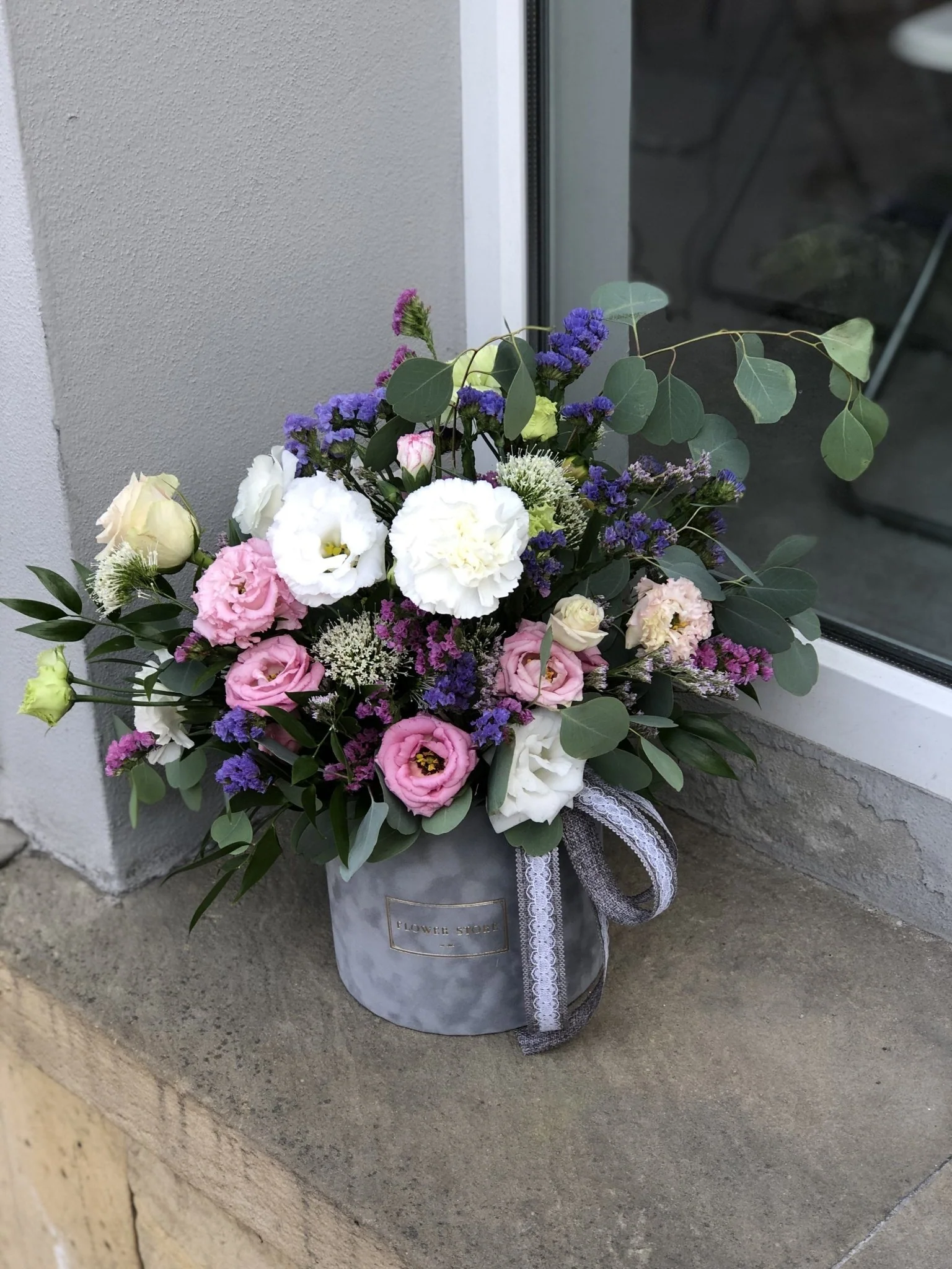 Zwiewna kompozycja szary flokowany flowerbox - kwiaty żywe - Image 4