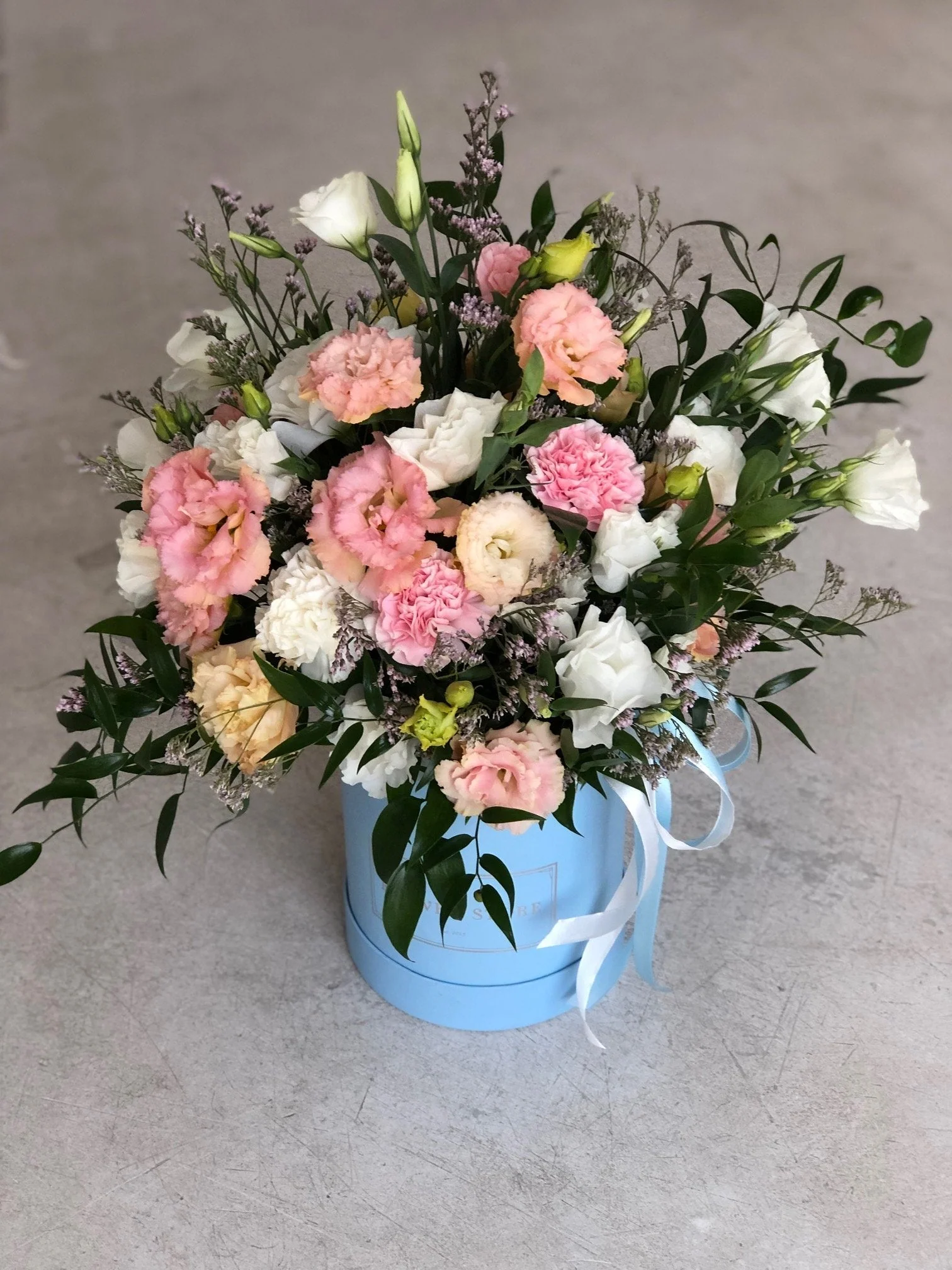 Zwiewna wiosenna kompozycja w dużym błękitnym flowerboxie - kwiaty żywe - Image 3
