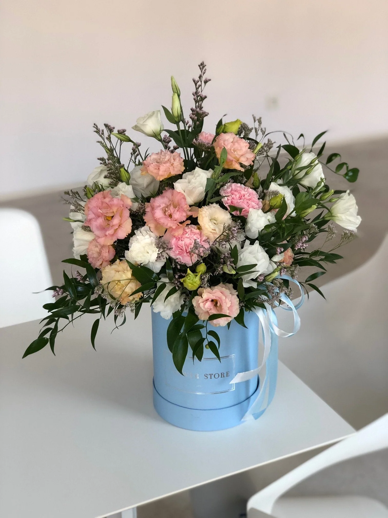 Zwiewna wiosenna kompozycja w dużym błękitnym flowerboxie - kwiaty żywe - Image 4