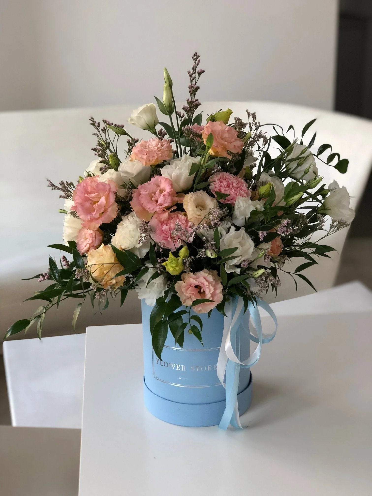 Zwiewna wiosenna kompozycja w dużym błękitnym flowerboxie - kwiaty żywe - Image 5